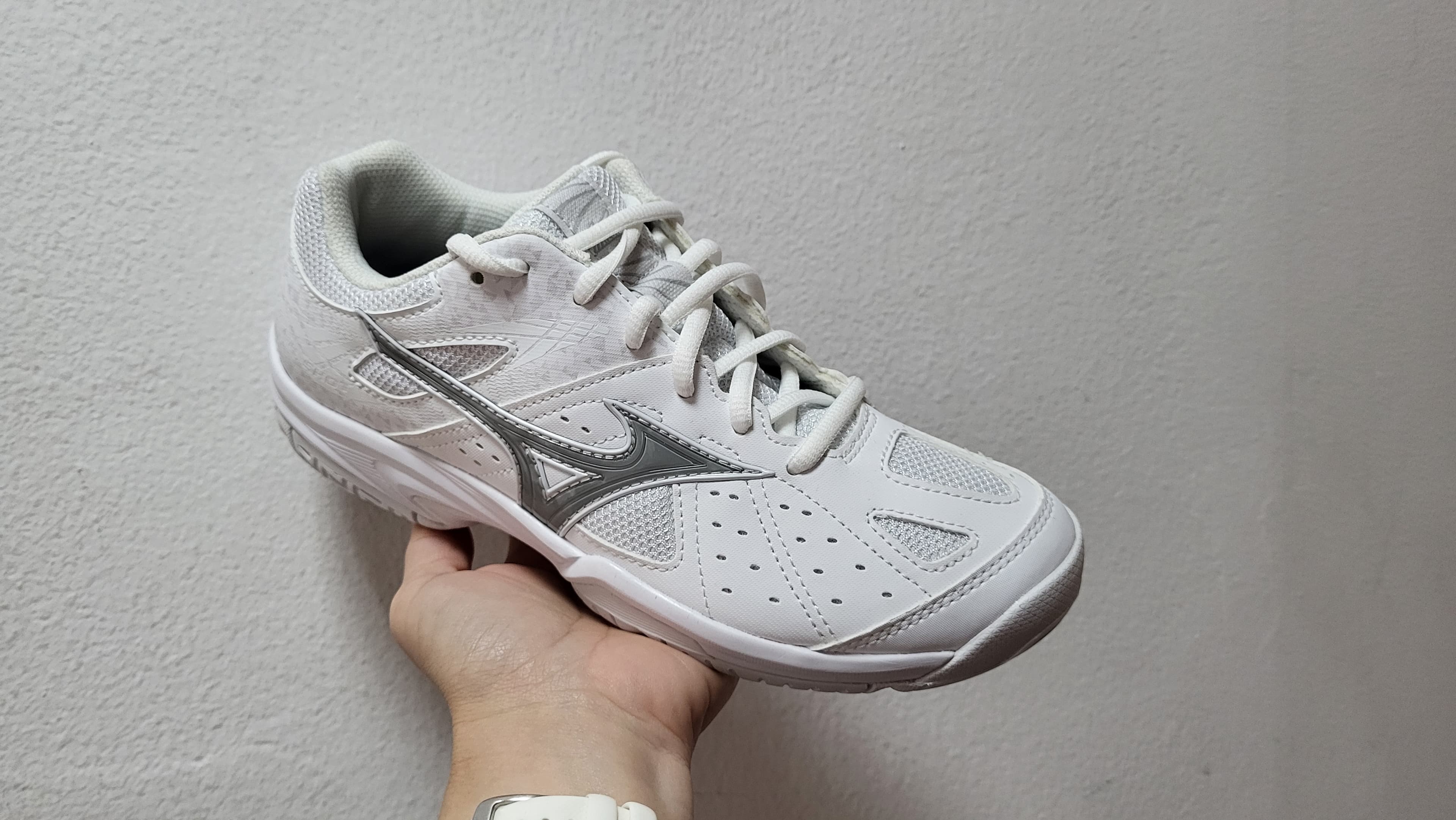 Кросівки жіночі Mizuno Break short 2 white (61GA1926-01)